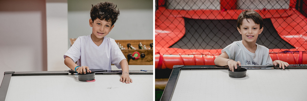 jogando bola no brinquedo de marcar gols