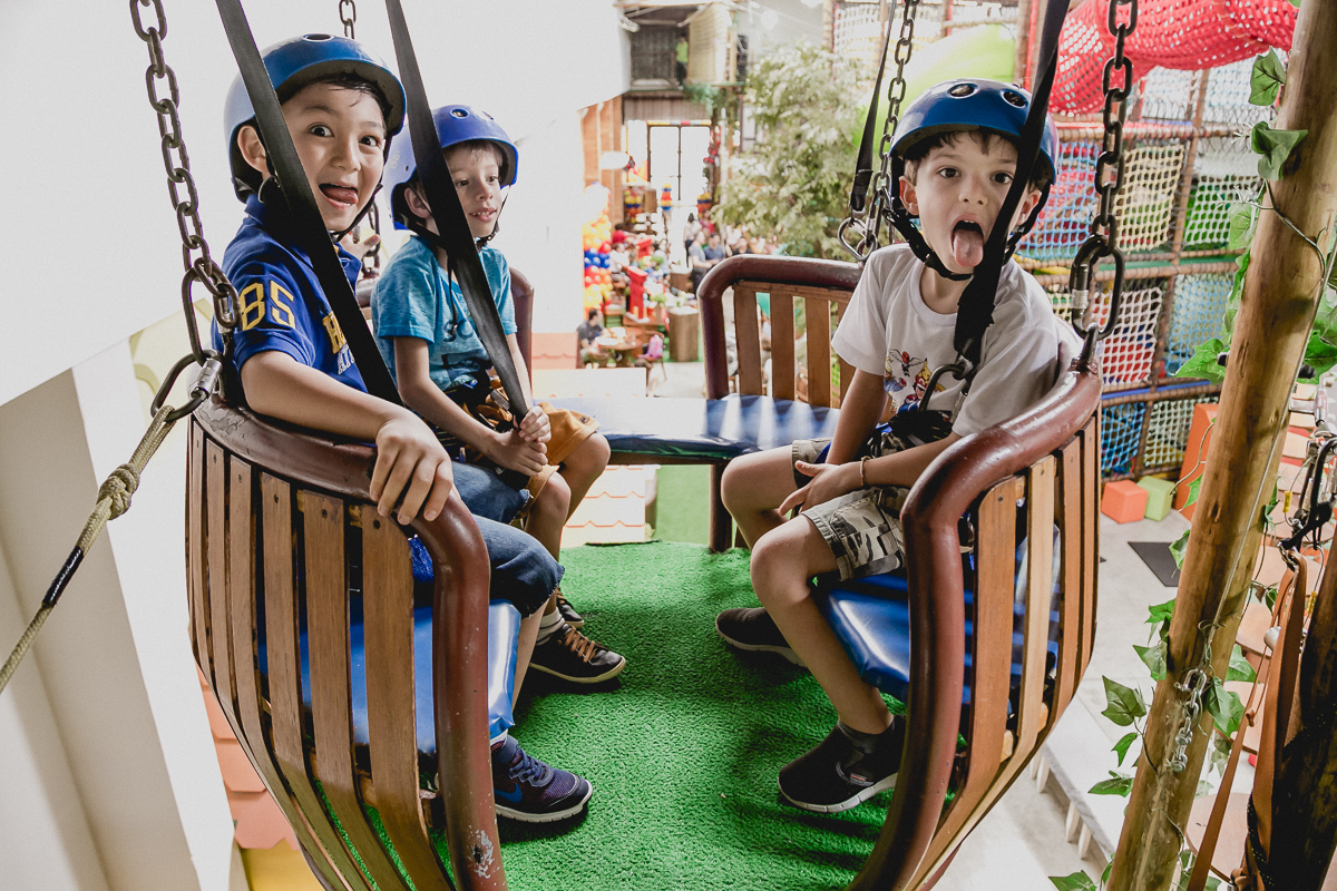 atravessando a tirolesa com os amigos