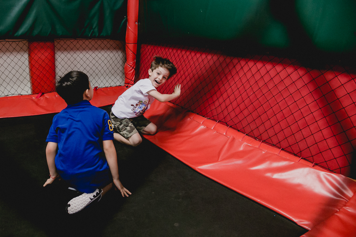 Pedro brincando no pula pula