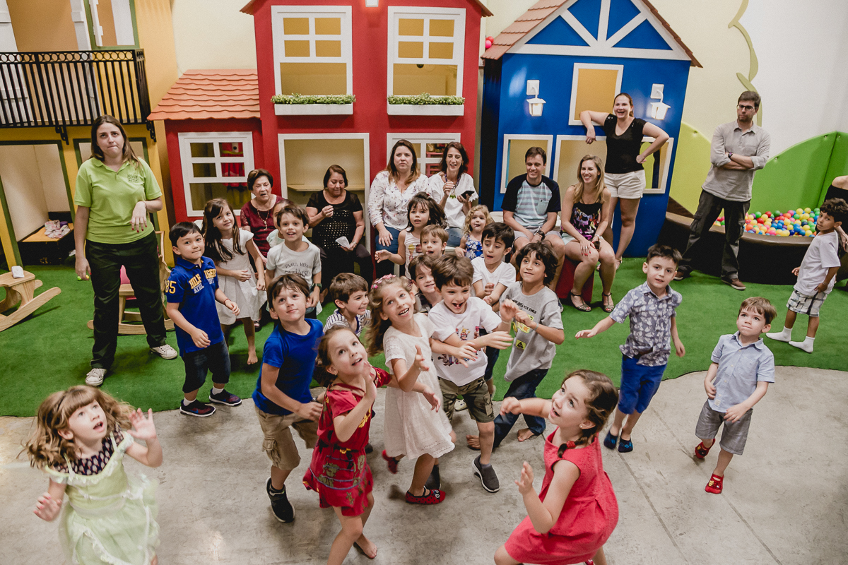 brincando com os amigos na recreação do Buffet Espaço Puzzle
