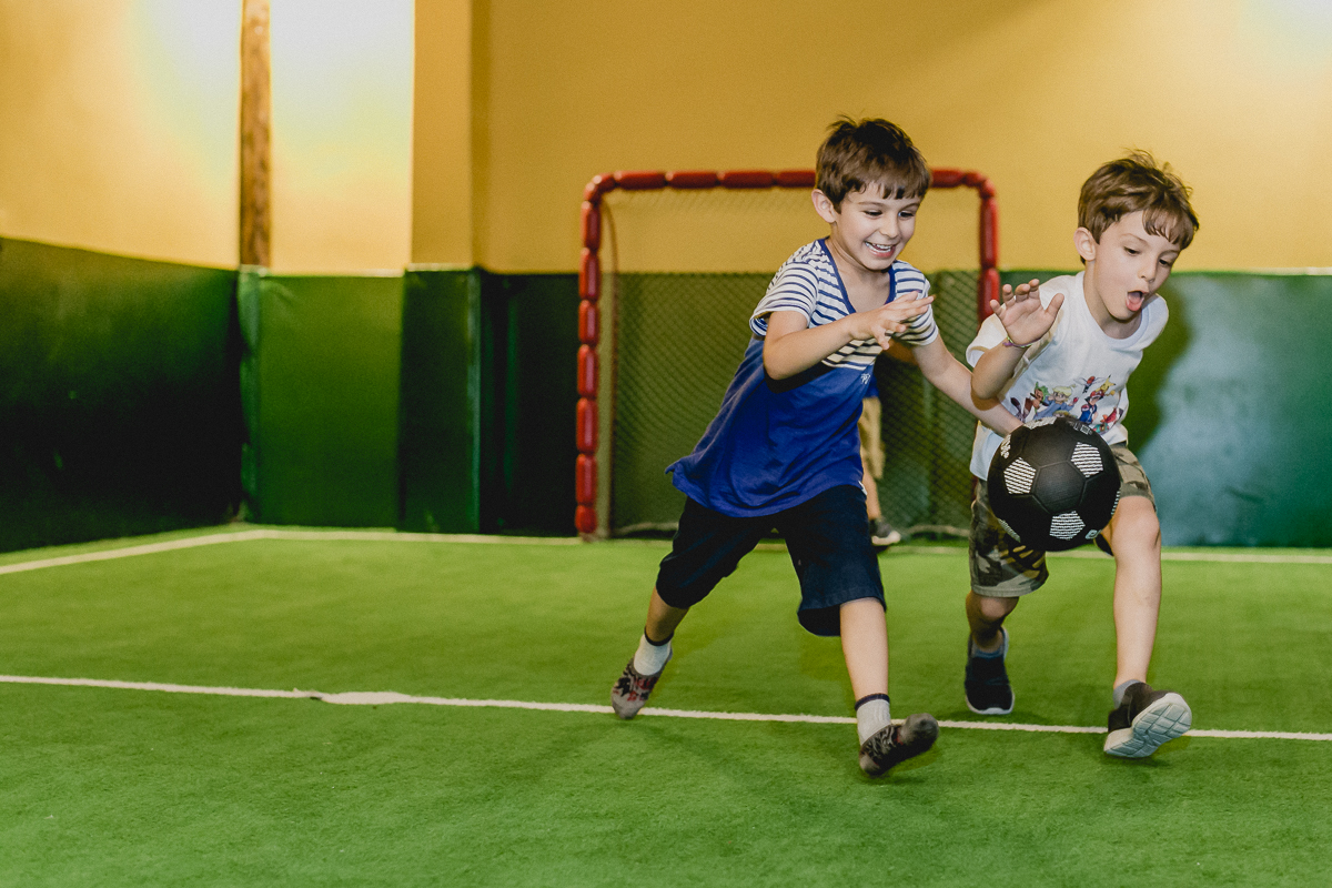 Brincando na quadra de futebol