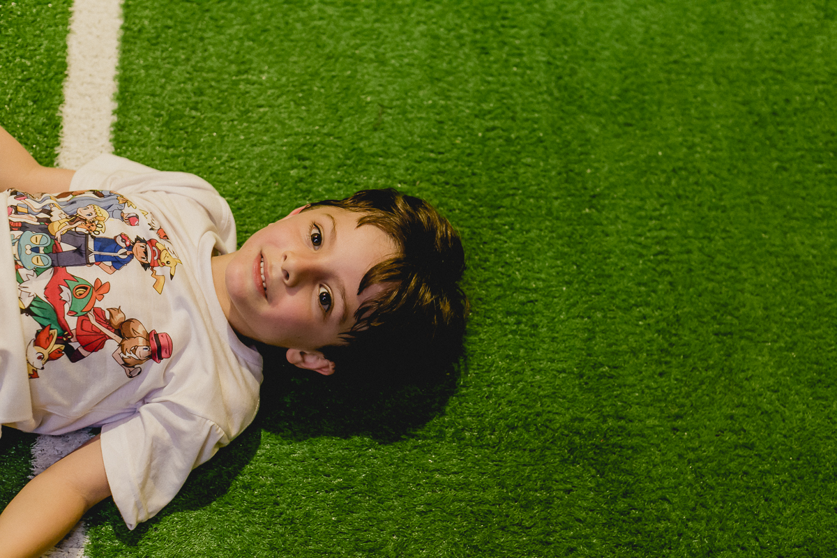 Retrato do Pedro no final da festa na quadra de futebol