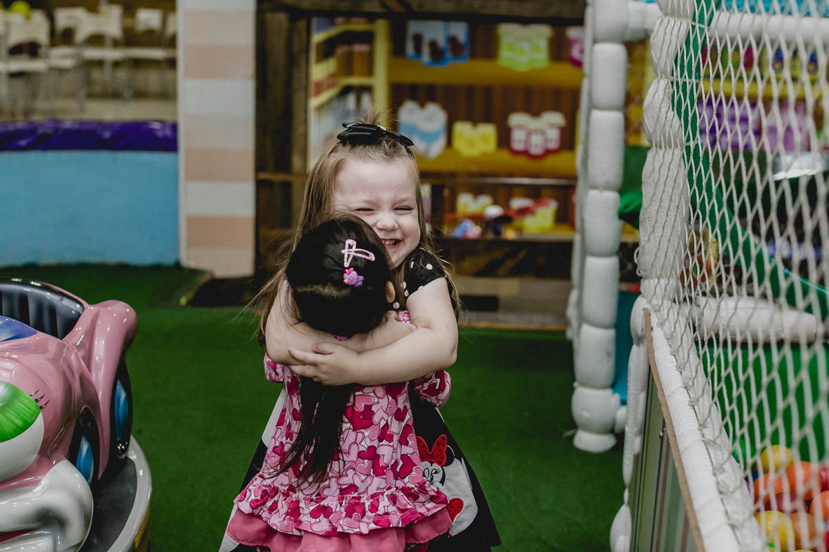 abraçando a amiguinha convidada