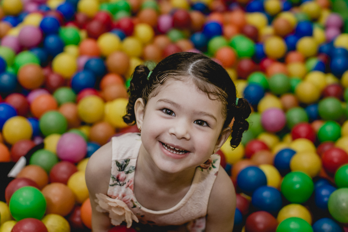 convidada se divertindo na piscina de bolinhas
