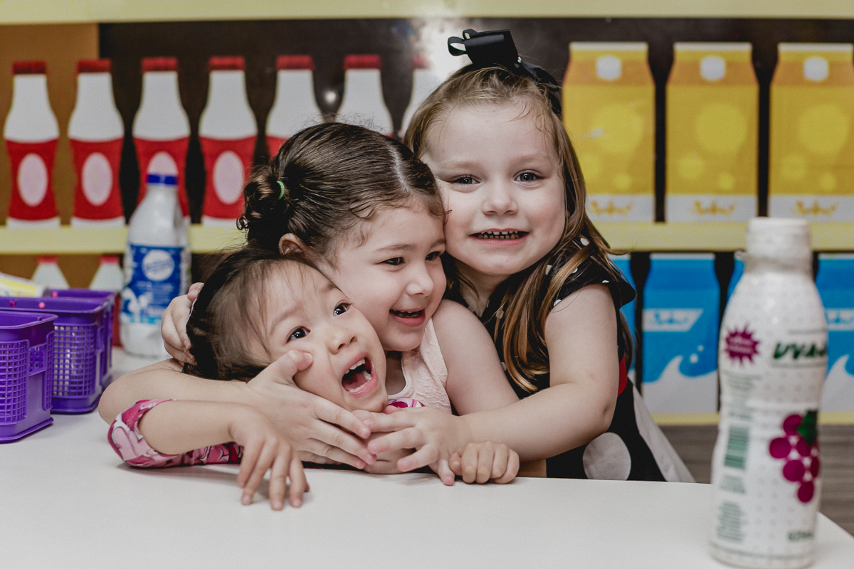 abraçando as amigas com muita força