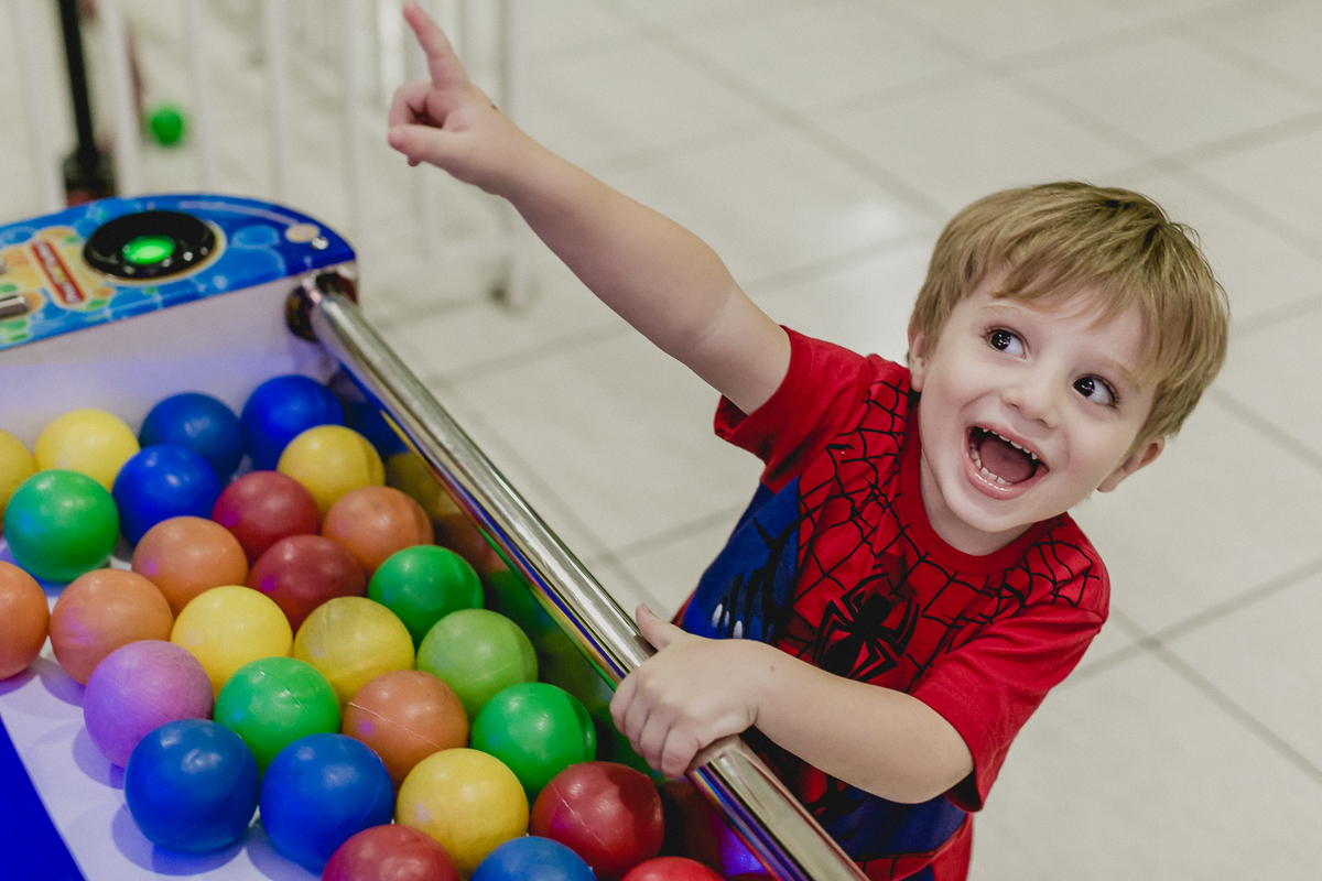 se divertindo na maquina de atirar bolinhas