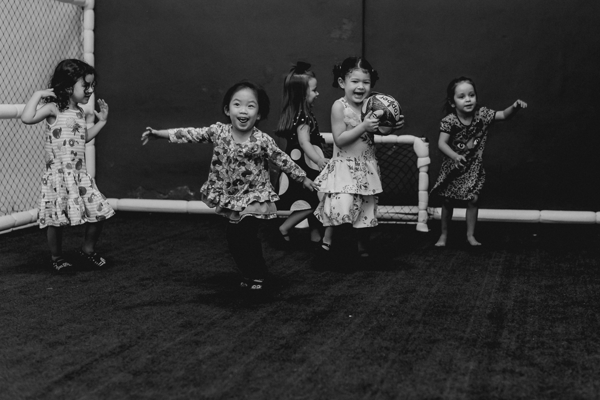 brincando com as convidadas na quadra de futebol