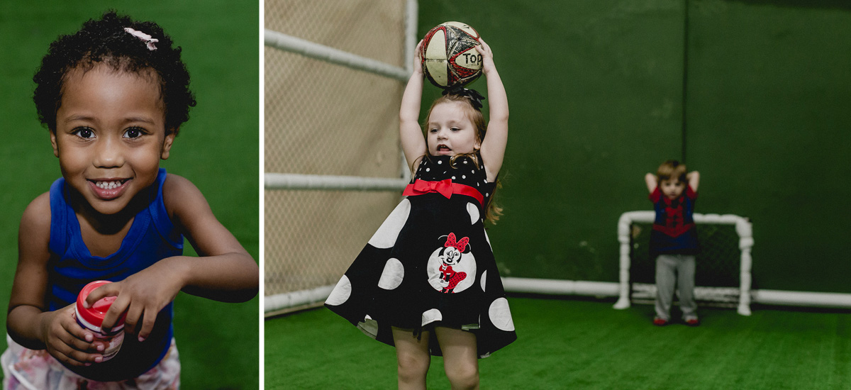 brincando na quadra de futebol