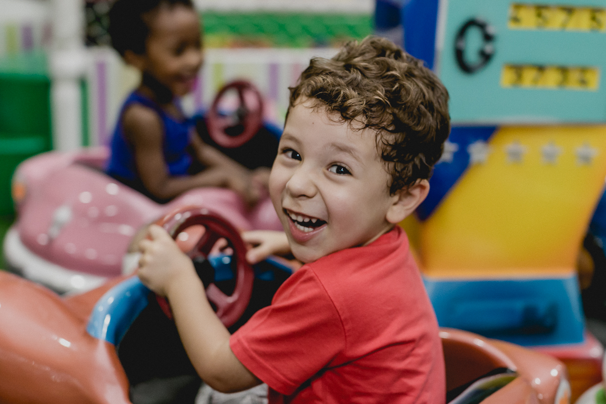 amigo convidado se divertindo no carrinho