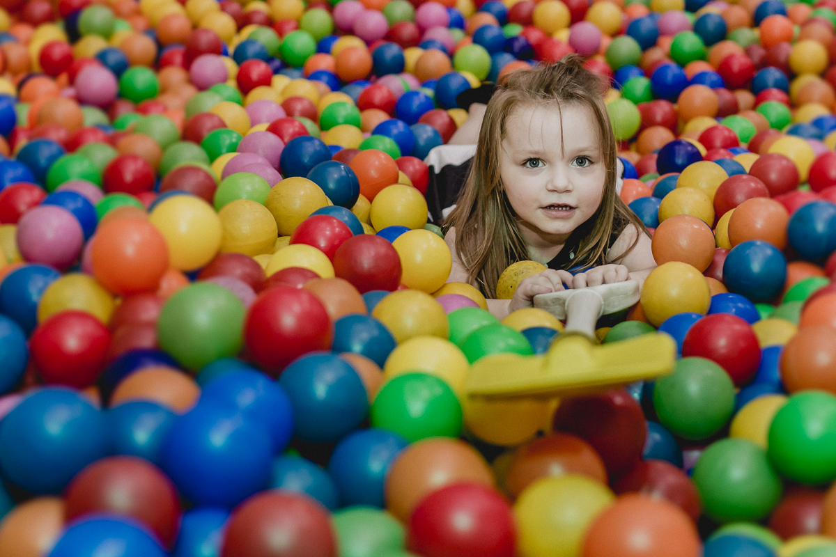 Bia se divertindo na piscina de bolinhas