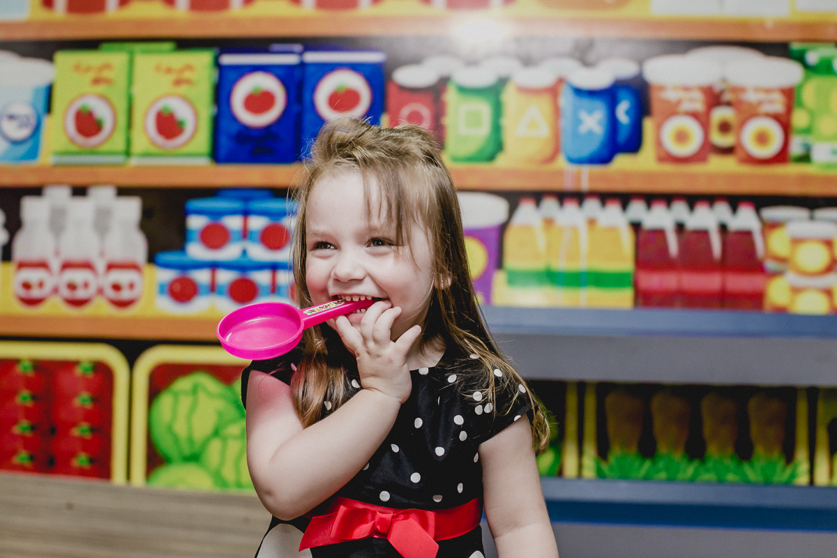 Bia se divertindo no mercadinho