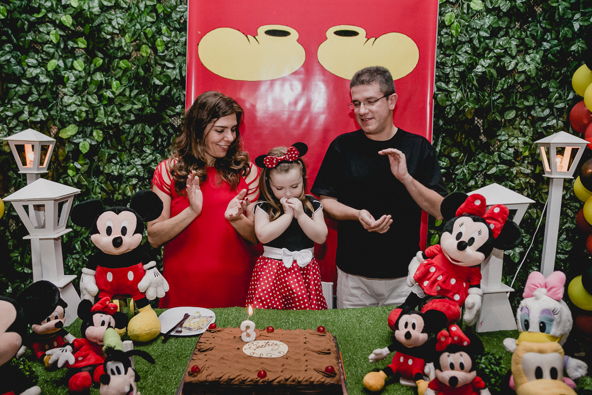 cantando o parabens e batendo palmas