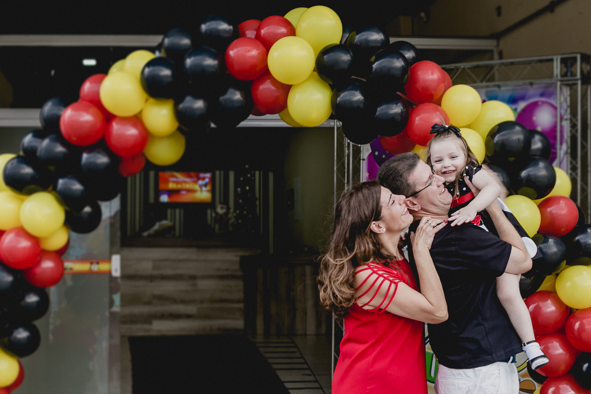 fotografia de familia na frente do buffet hora da bagunça