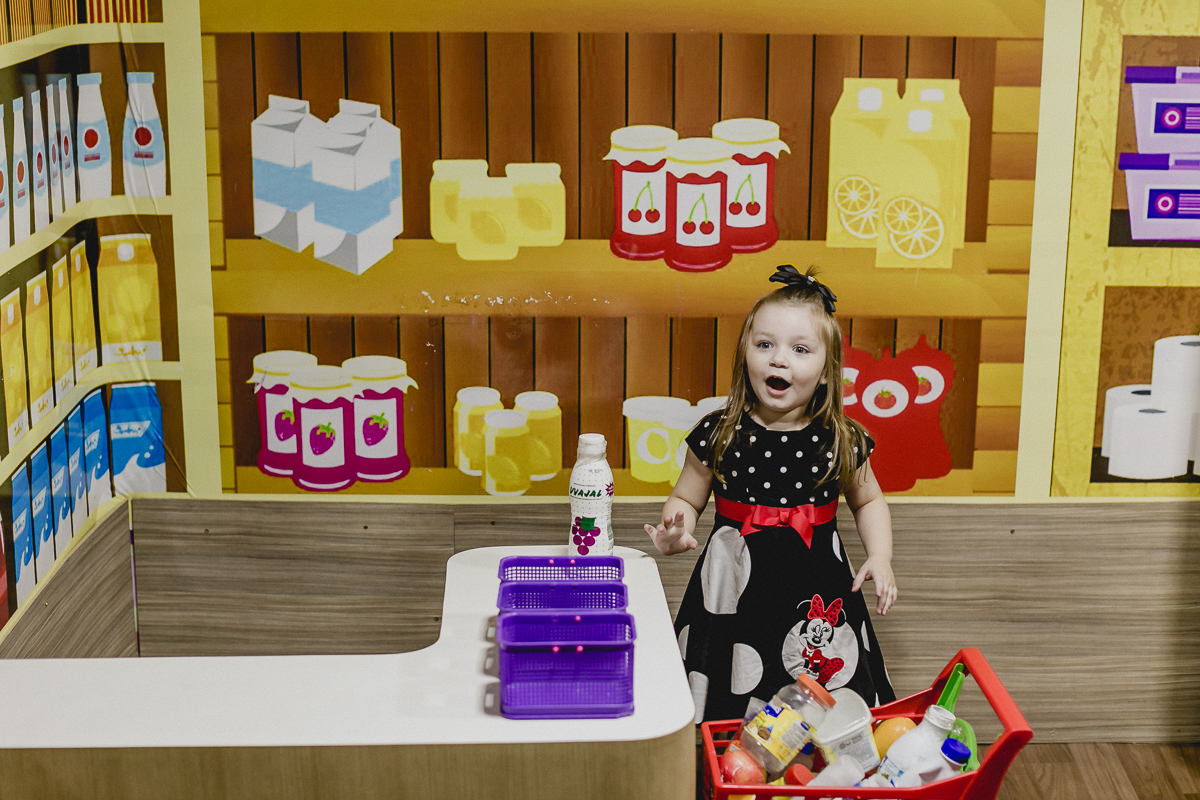 se divertindo no mercadinho