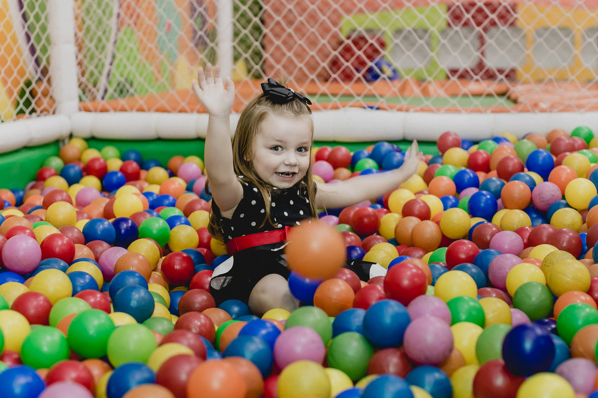 jogando bolinhas para cima na piscina de bolinhas