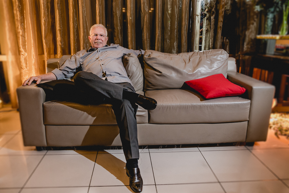 Walter sentado no sofa na sua festa