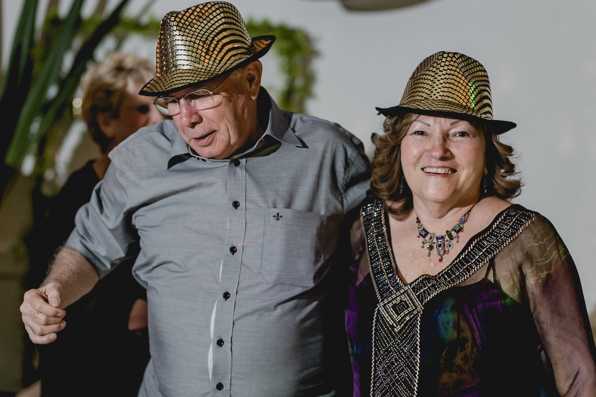 dançando com a esposa na festa