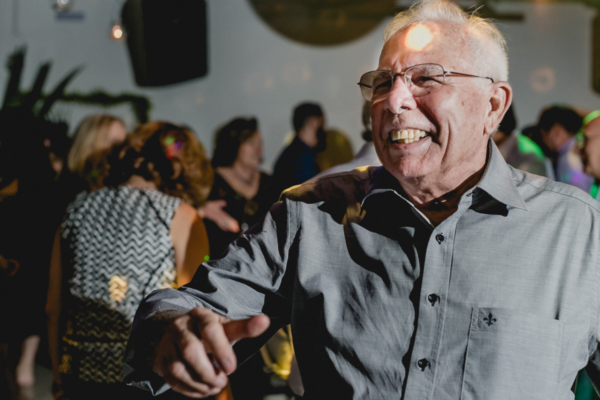 dançando na festa e se divertindo