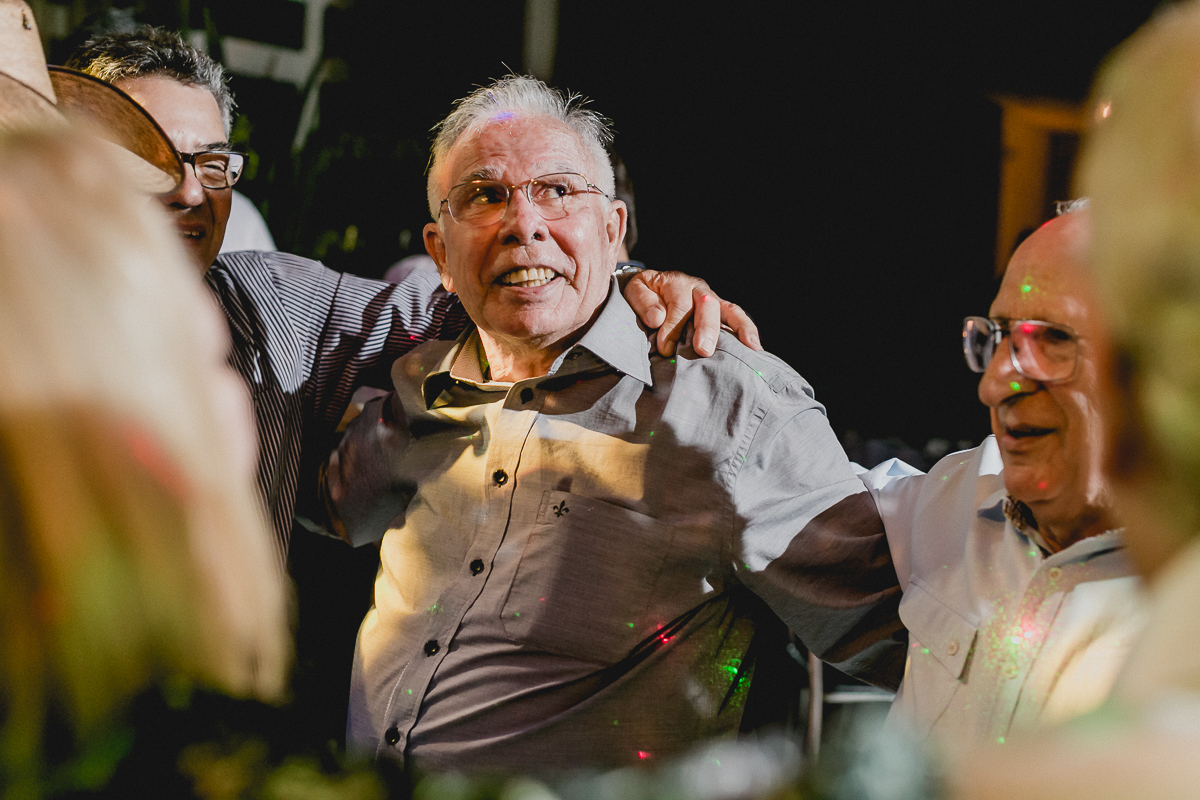 Abraçando e se divertindo com os amigos