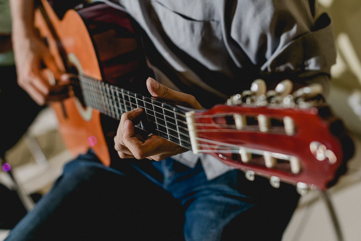 detalhes do musico tocando violao