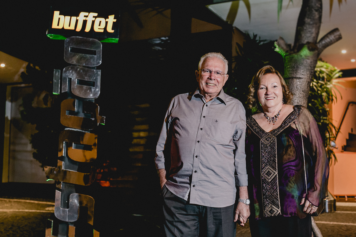 Walter e esposa na fachada do Buffet Estação Club em Moema SP