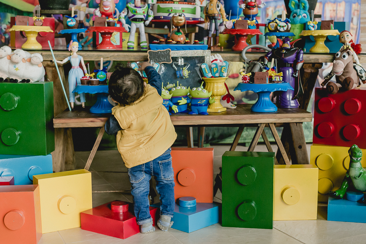 Felipe pegando docinhos na mesa