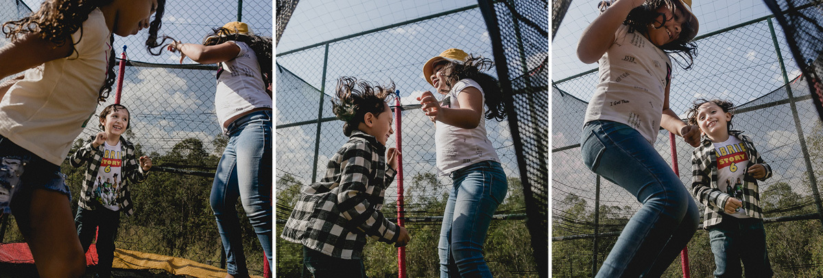 Brincando no pula pula com as amigas