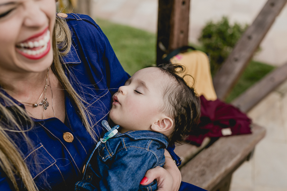 Felipe dormindo no colo da mamãe