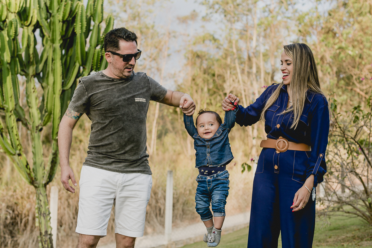 Felipe se divertindo com os pais