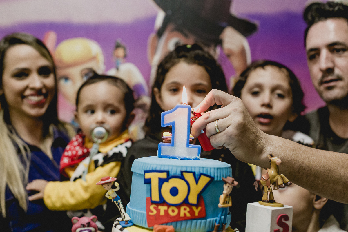 acendendo a vela do bolo