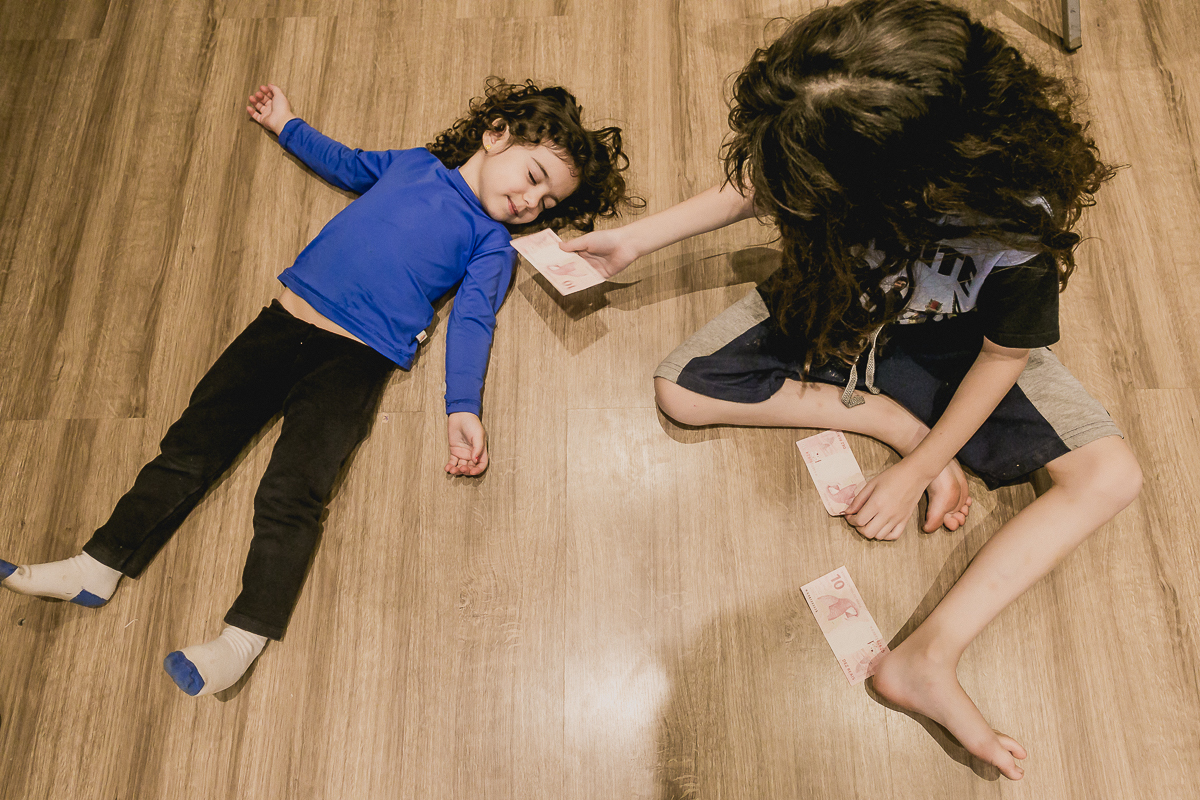 irmaos brincando no quarto