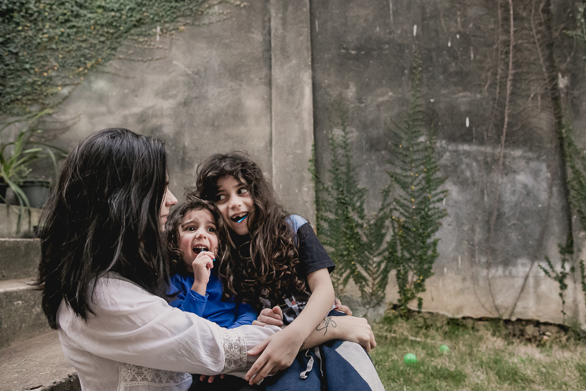 irmaos no colo da mãe