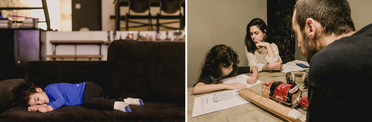 irmã dormindo na sala enquanto irmão estuda com os pais