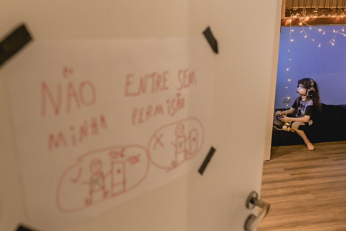 jogando video game no quarto