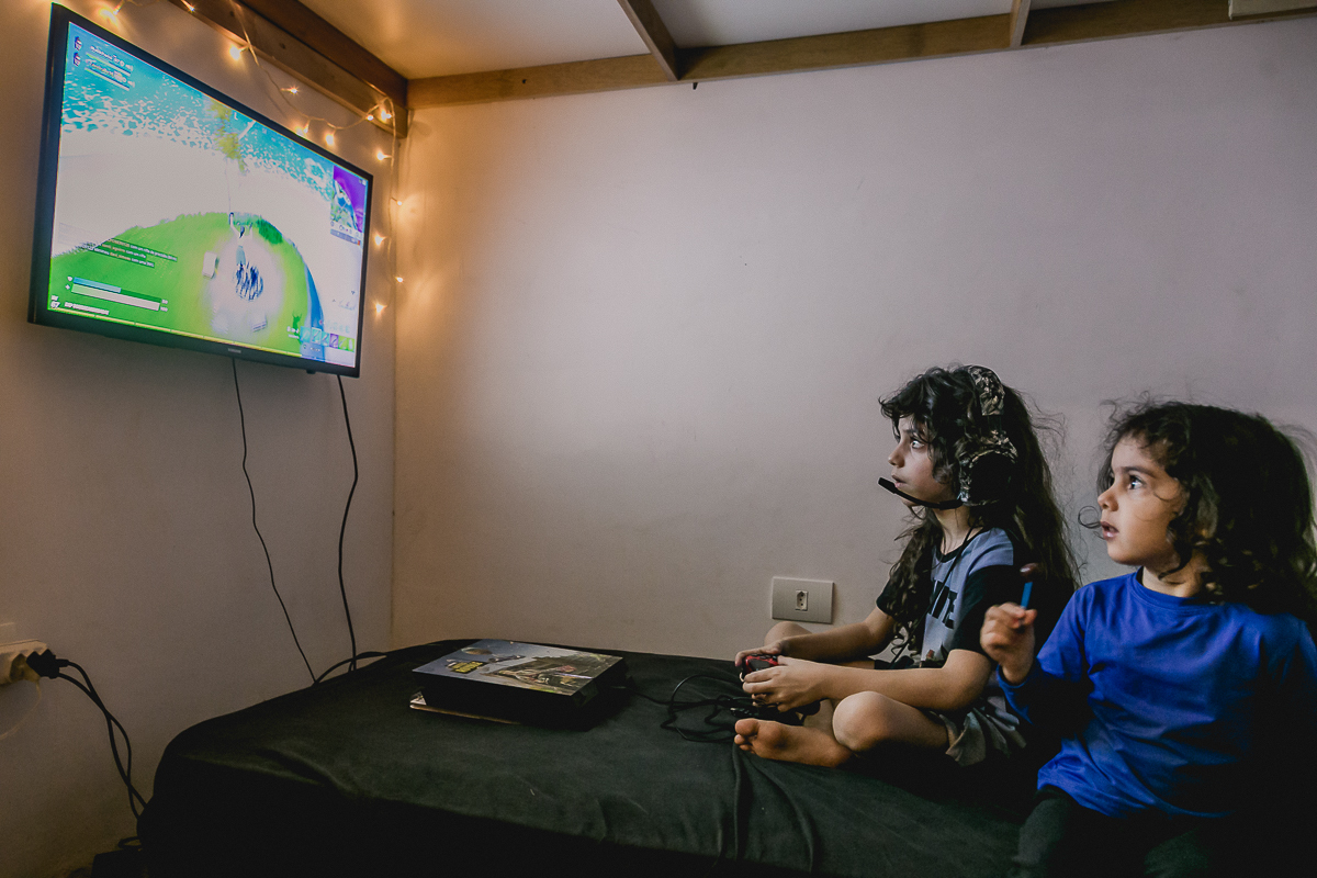 irmão joga fortnite enquanto irmã assiste