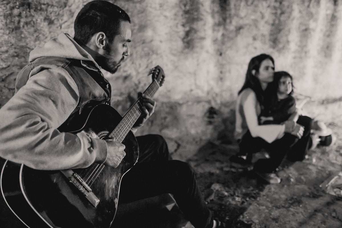 pai tocando violão para os filhos