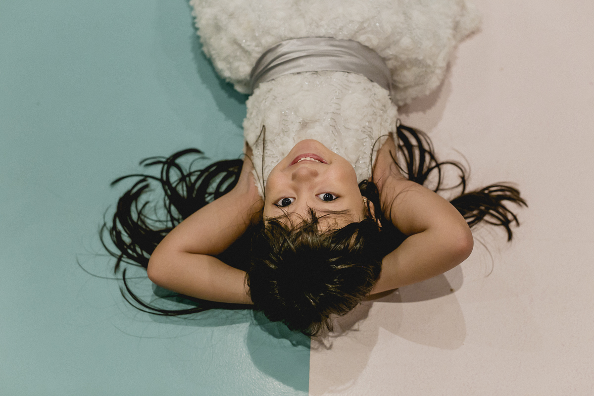 Juju deitada no chão