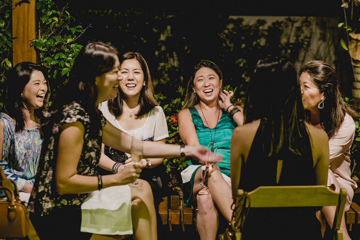 Convidadas se divertindo e dando muitas risadas