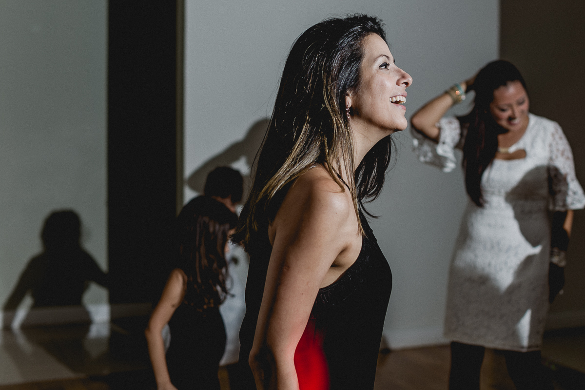 Convidada dançando na balada