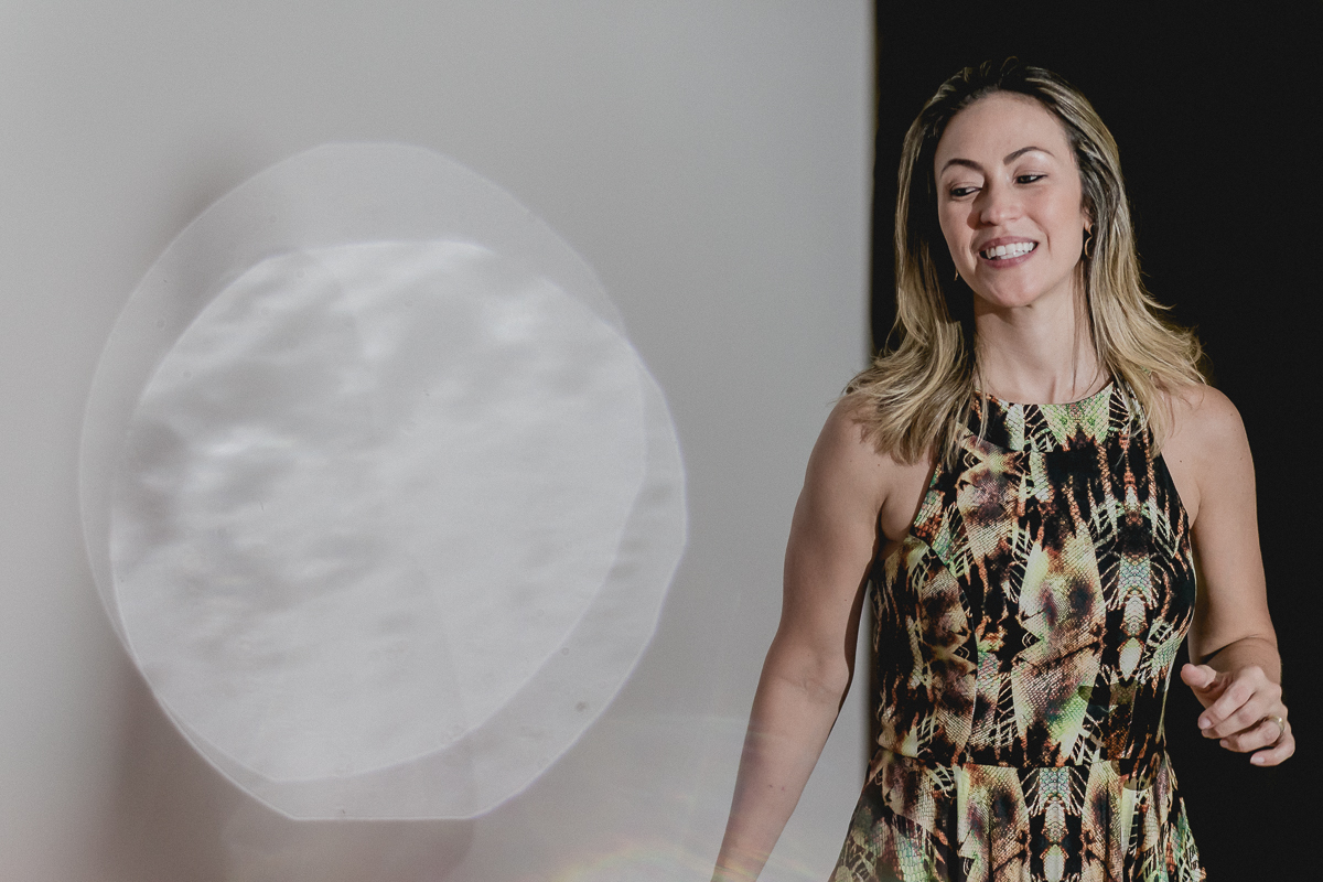 Convidada se divertindo na festa da Sandra