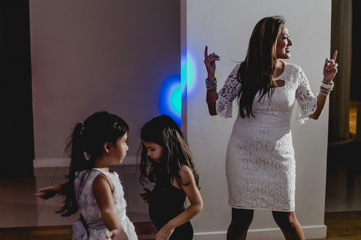 Dançando com os convidados na festa