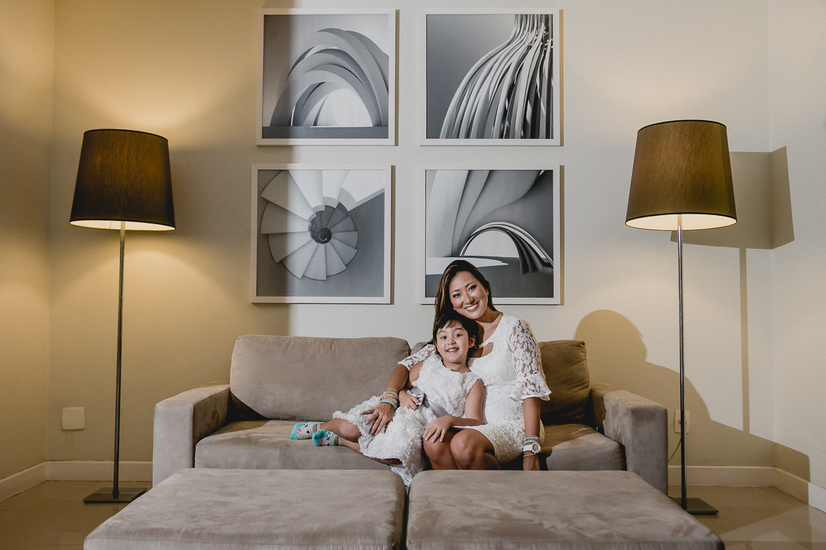 Sandra e Juju sentadas no Sofá