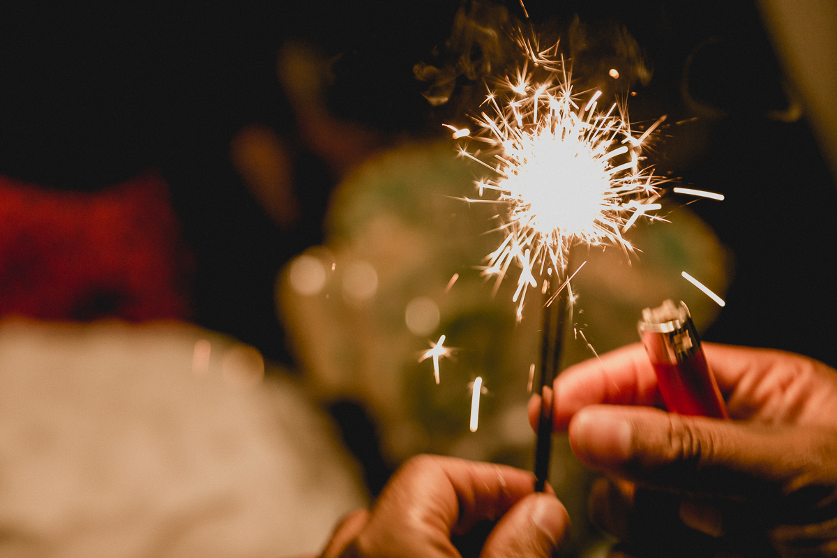 Acendendo a vela para cantar o parabens
