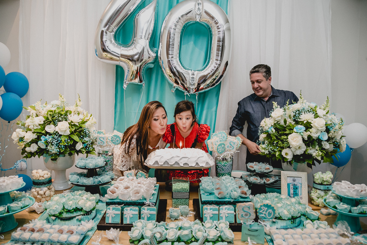 Assomprando a vela no final do parabens de 40 anos da Sandrinha