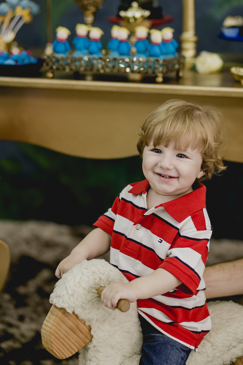 Matheus cavalgando no cavalinho do pequeno principe