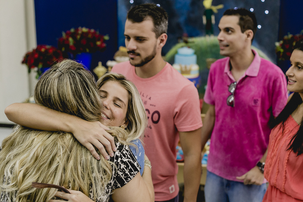 Abraçando e recebendo os convidados