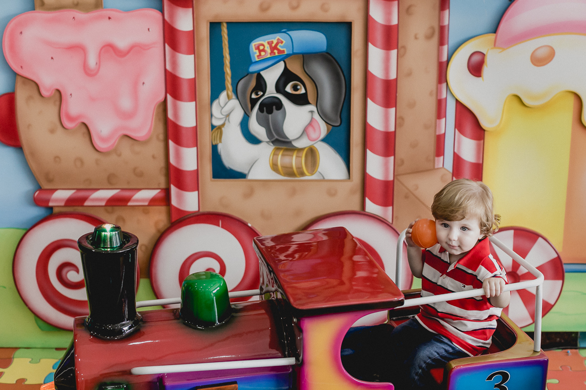 Matheus se divertindo no trenzinho