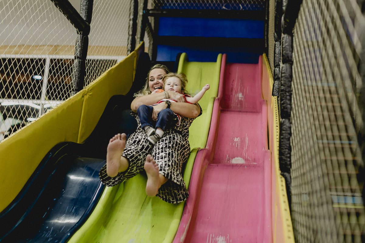 Escorregando com a mamãe no escorregador