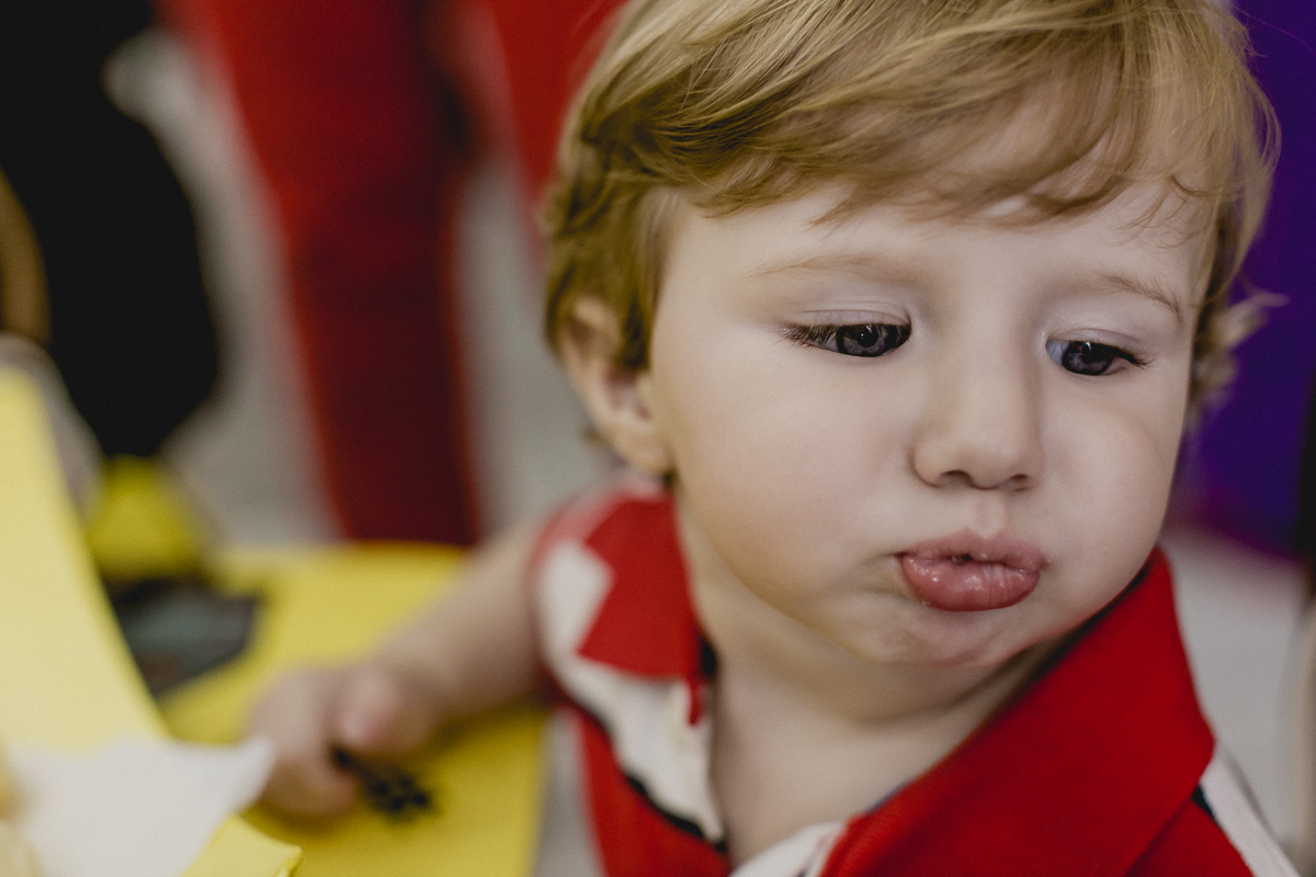Matheus com a boca cheia de salgadinho