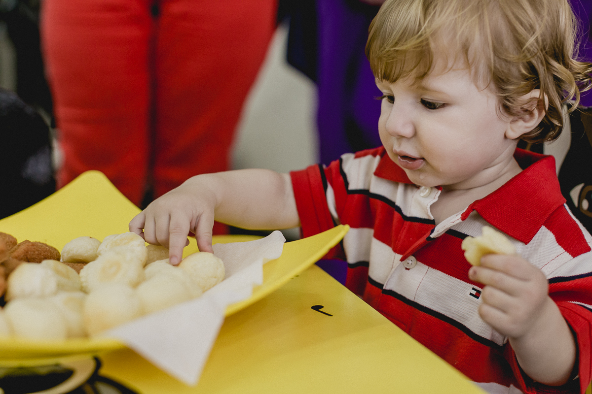 Pegando o pão de queijo para comer